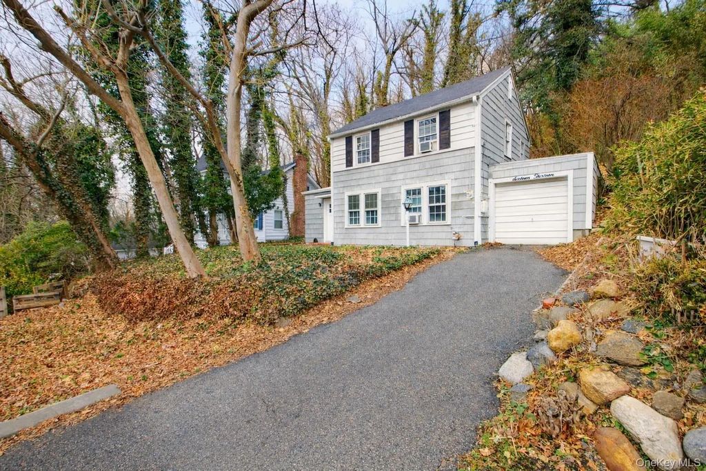 1613 Northern Boulevard, Roslyn