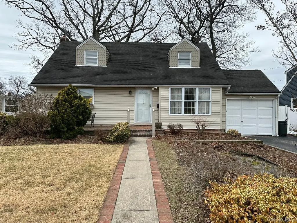 1009 Park Lane N, Franklin Square
