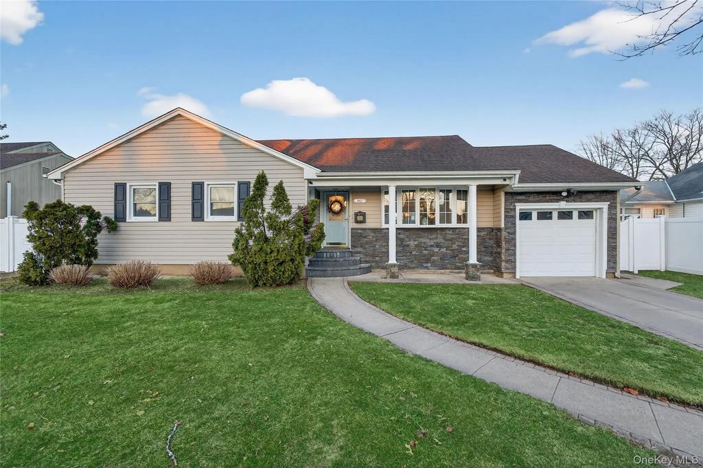 661 Garner Place, East Meadow