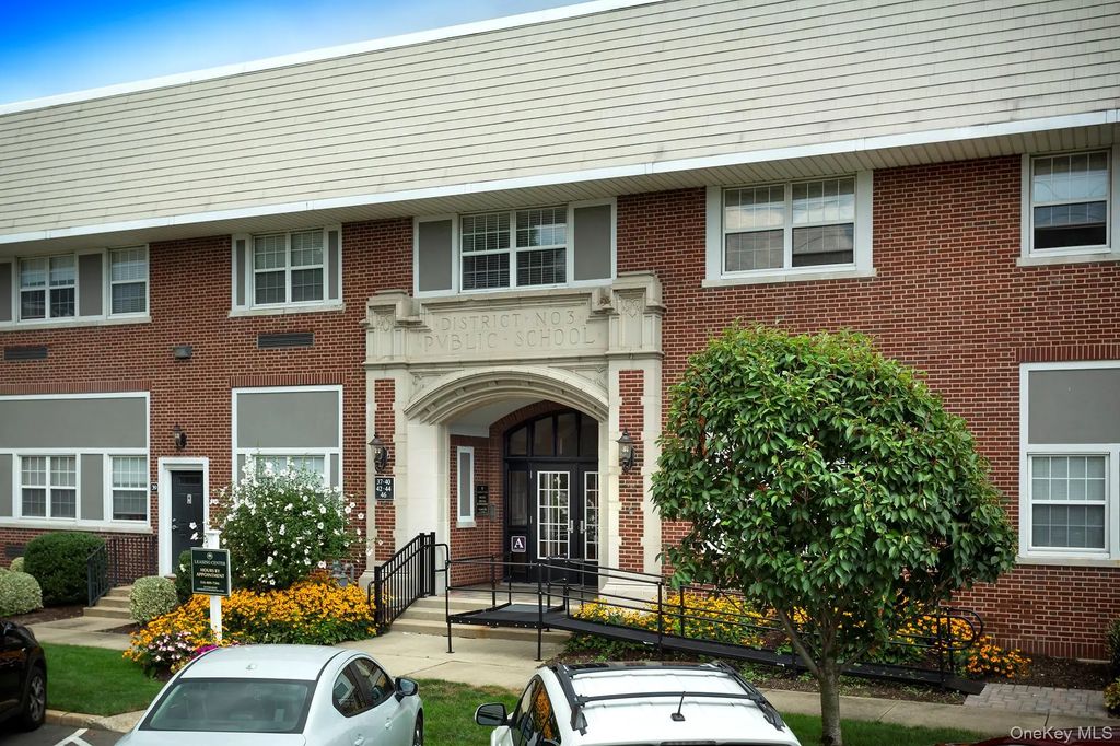 425 Newbridge Road 28, East Meadow