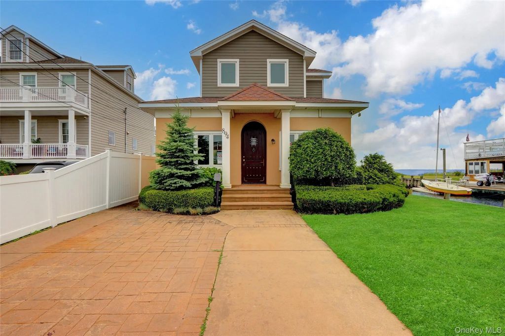 894 Bay 9th Street, West Islip