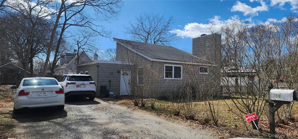 288 Cedar Road W, Mastic Beach