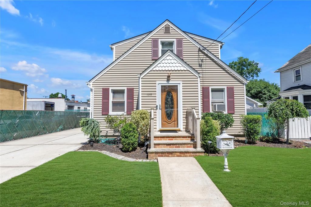 130 Custer Avenue, Williston Park