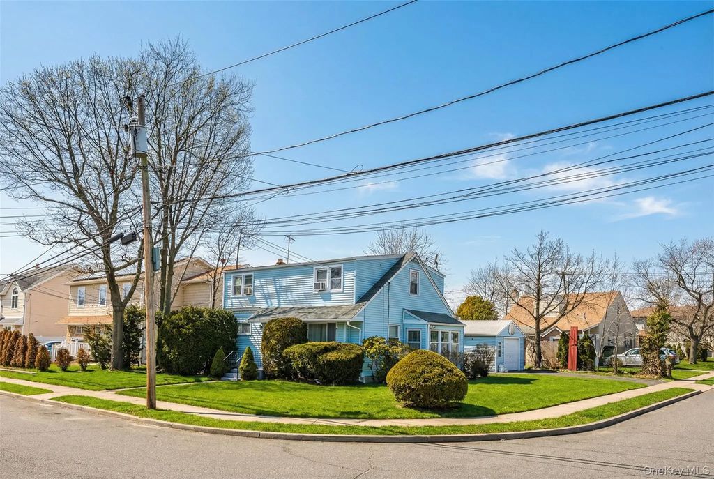 282 Caryl Drive, Lawrence
