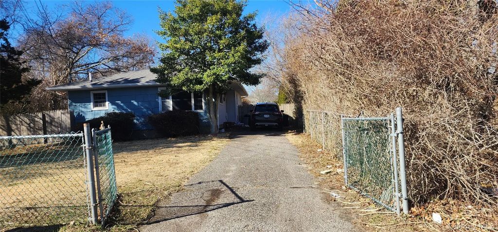 123 St George Drive E, Shirley