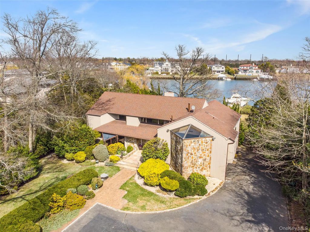 214 Cedar Avenue, Hewlett Bay Park
