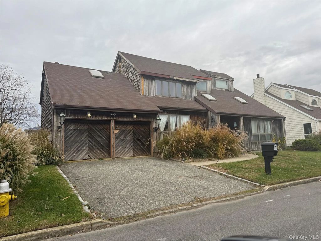 815 Anthony Drive, Lindenhurst