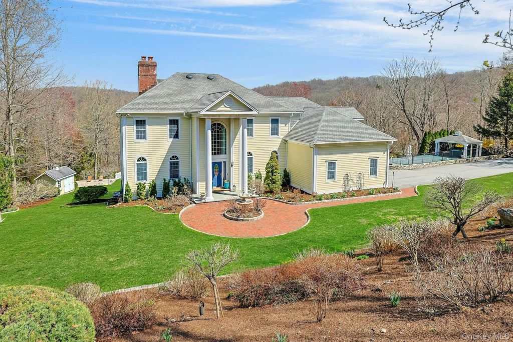 350 Wooded Hill Court, Chappaqua