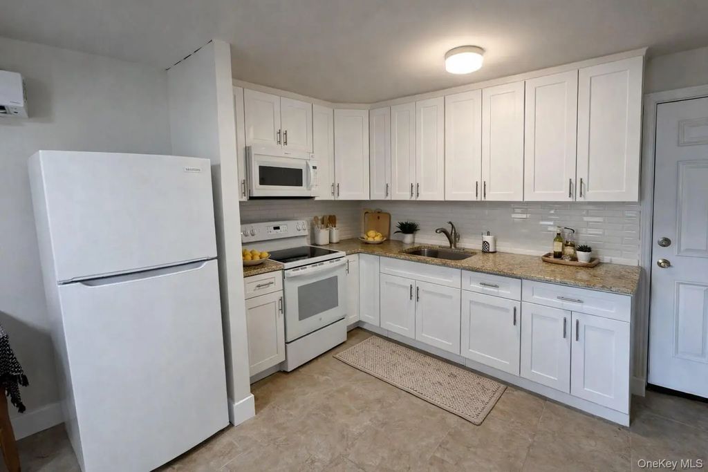 118 Jericho Turnpike 3, Mineola