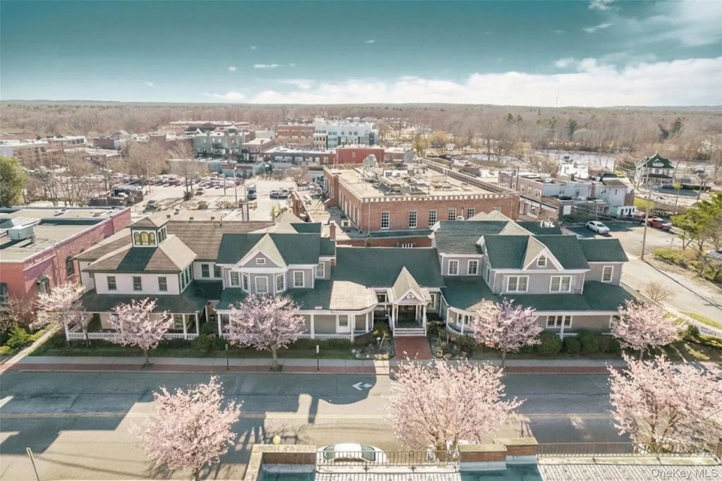 33 W 2nd Street, Riverhead