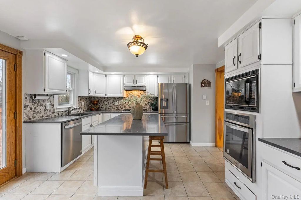 4 Stonewall Farm Road, Mahopac