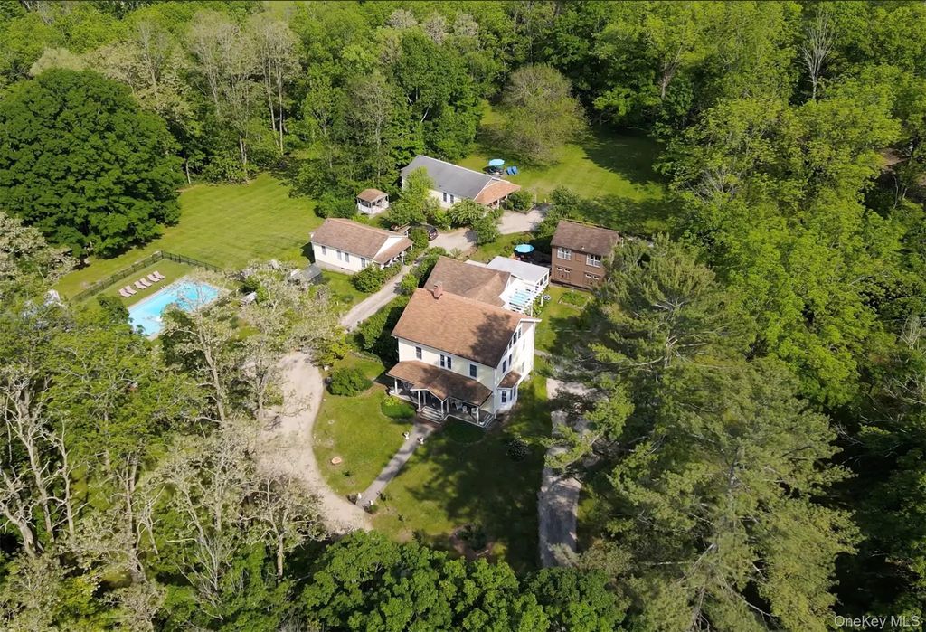 18 Stagecoach Lane, Amenia