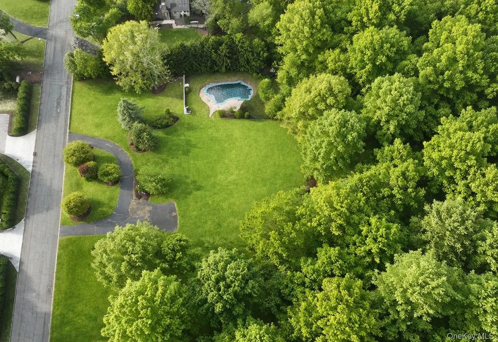 17 Briarwood Lane, Suffern