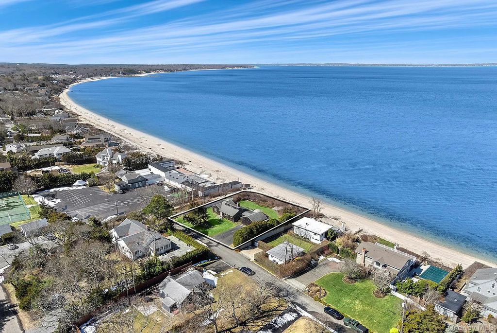 22 Peconic Crescent, Hampton Bays