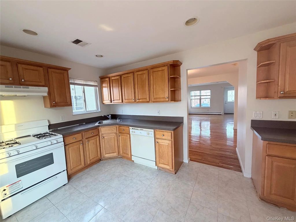 150 Jefferson Avenue Unit B, Mineola