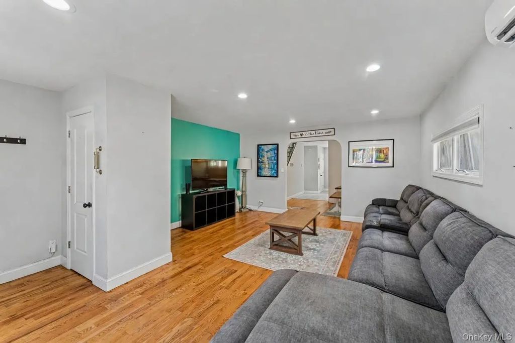 68 Putnam Avenue, Valley Stream