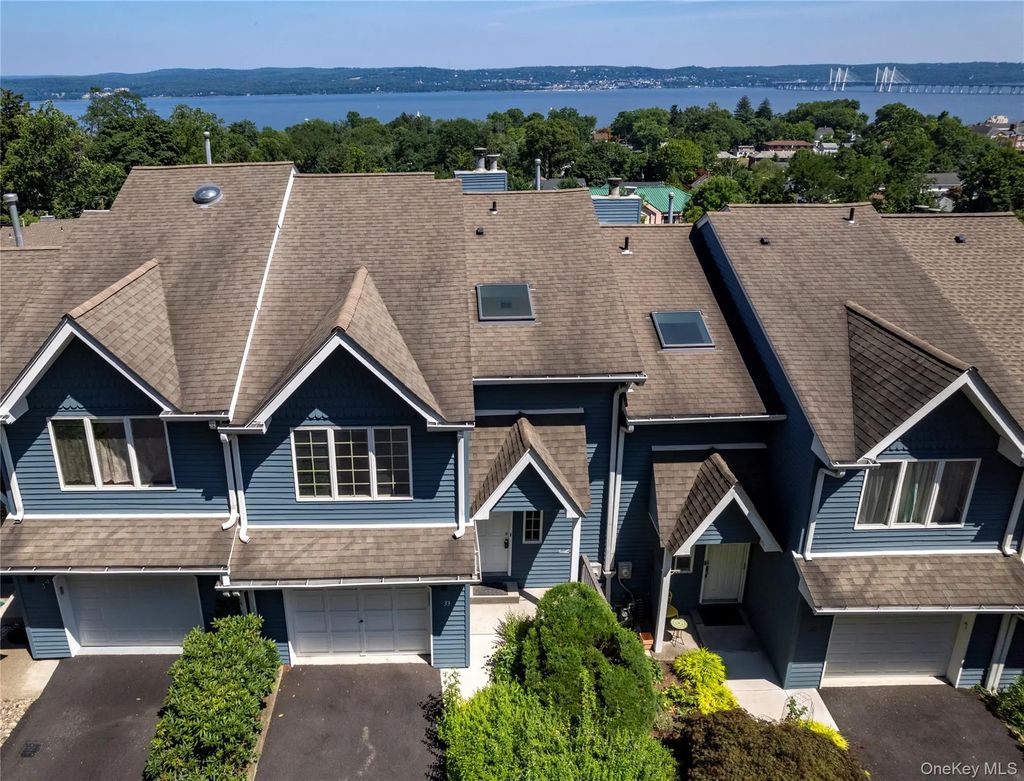 33 Village Gate Way # 33, Nyack