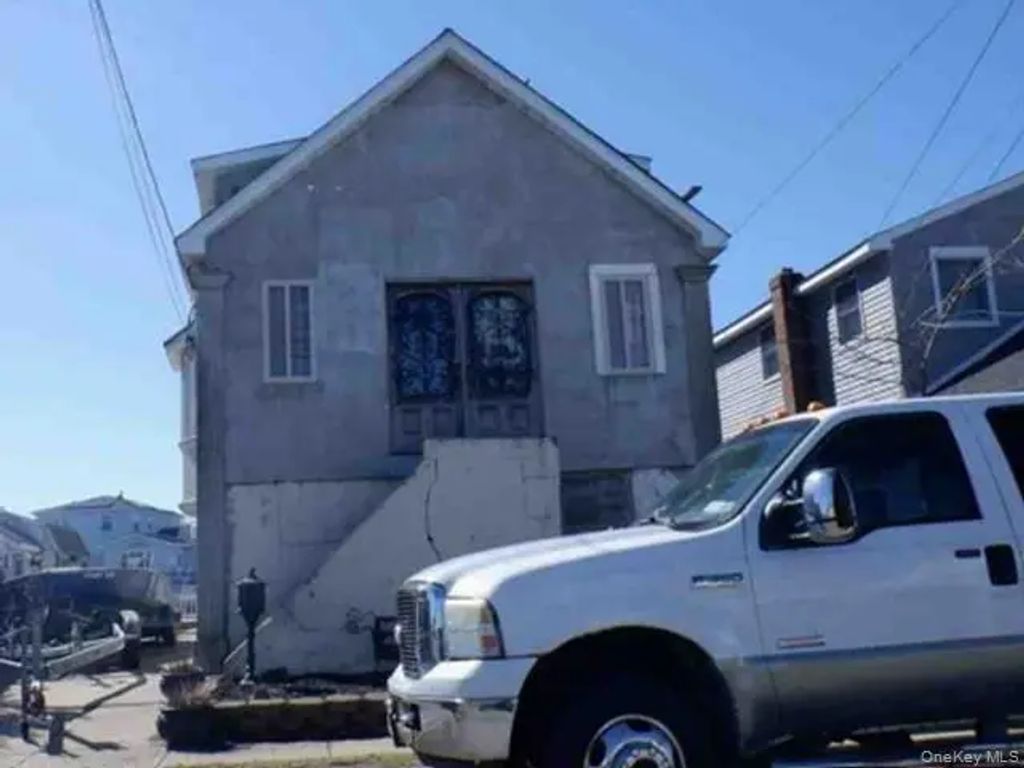 717 S 9th Street, Lindenhurst