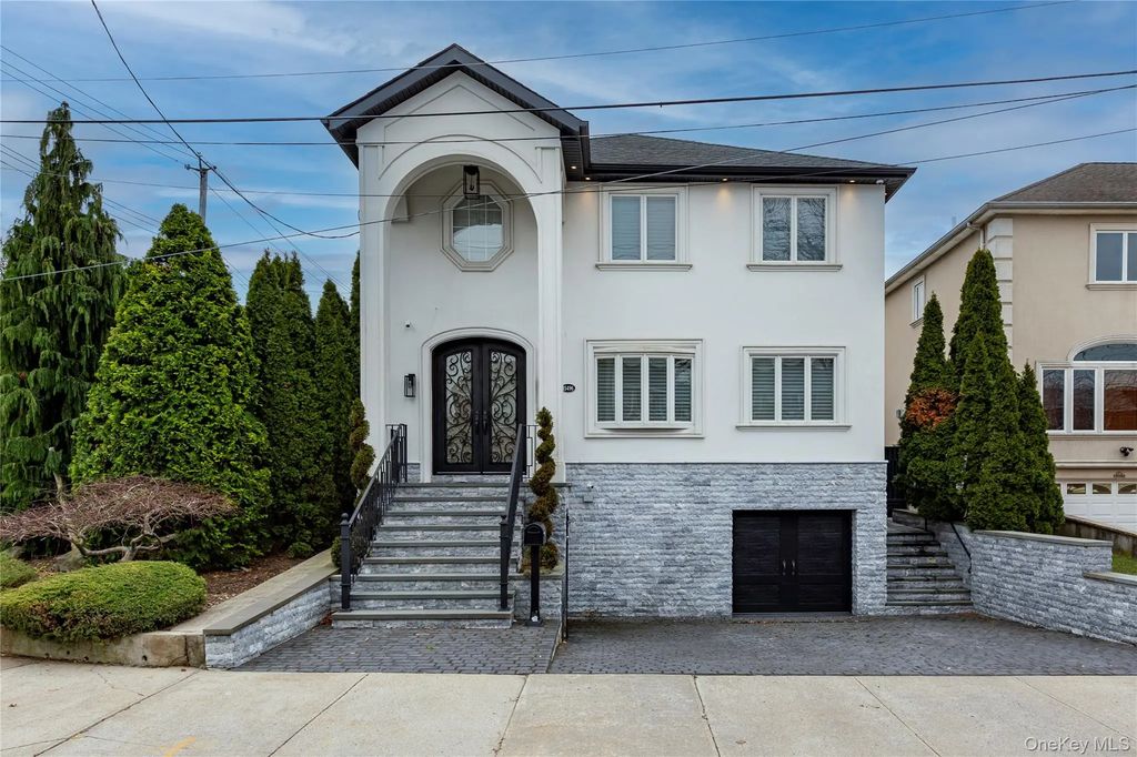 15496 Riverside Drive, Whitestone