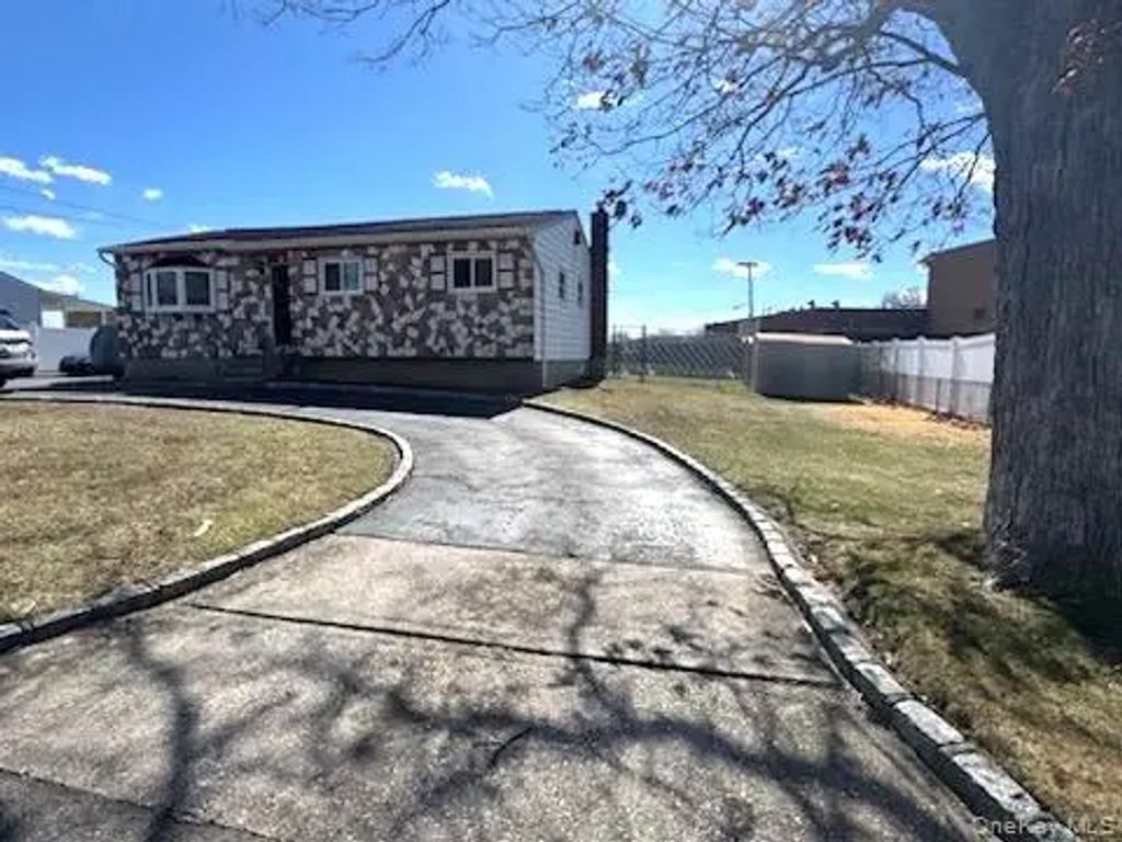 320 40th Street, Copiague
