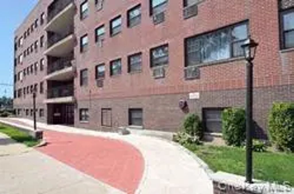 135 Third Avenue 1j, Mineola