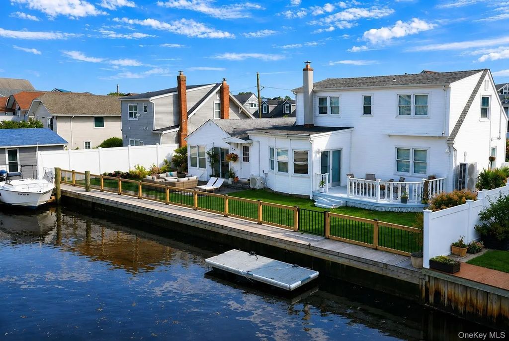 677 S 9th Street, Lindenhurst