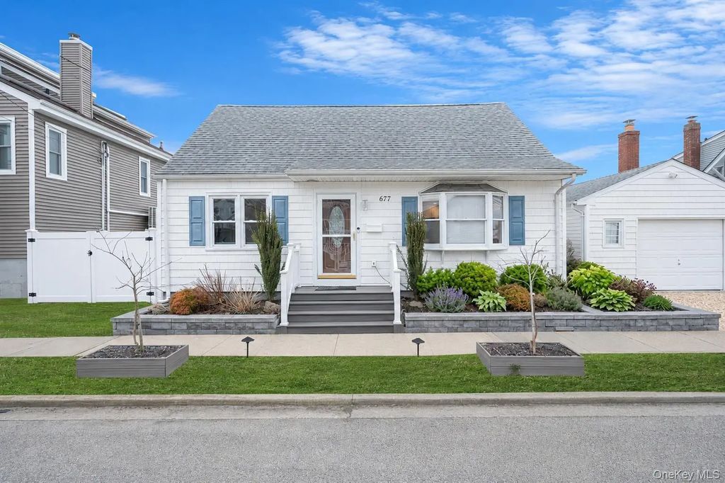 677 S 9th Street, Lindenhurst