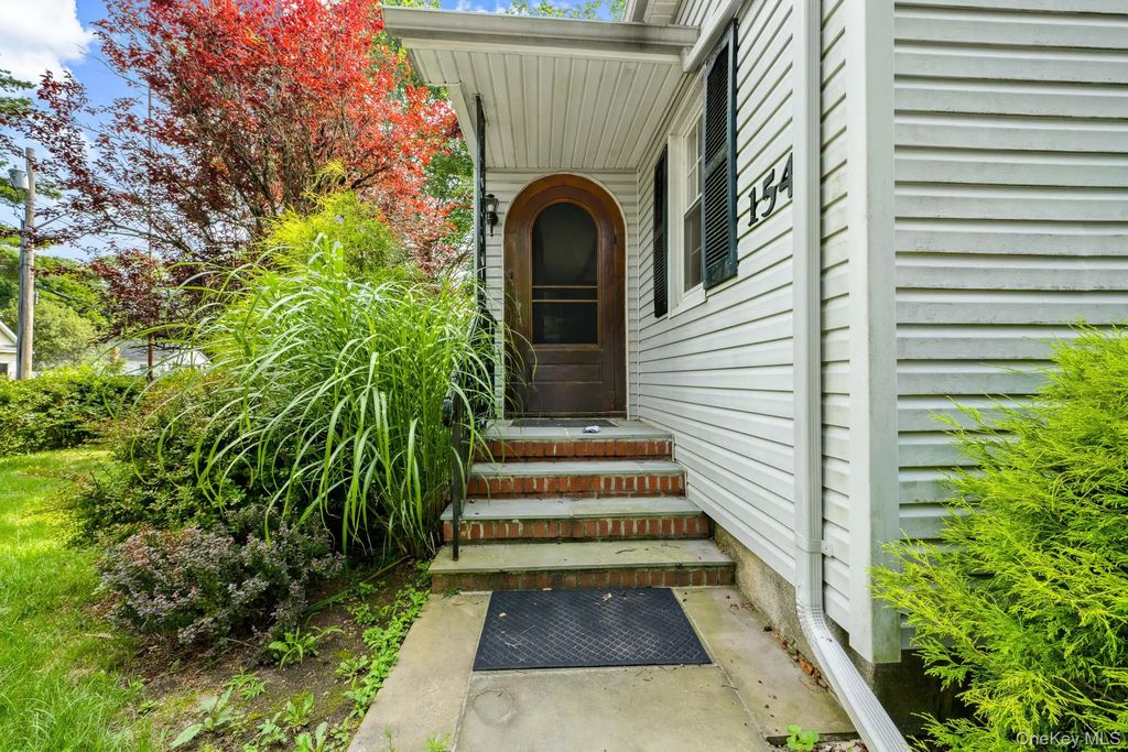 154 Cedar Road E, Mastic Beach
