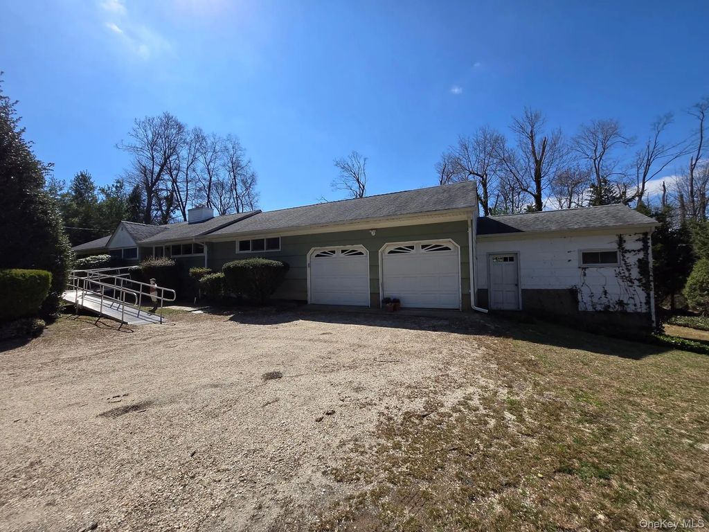 858 Fort Salonga Road, Northport