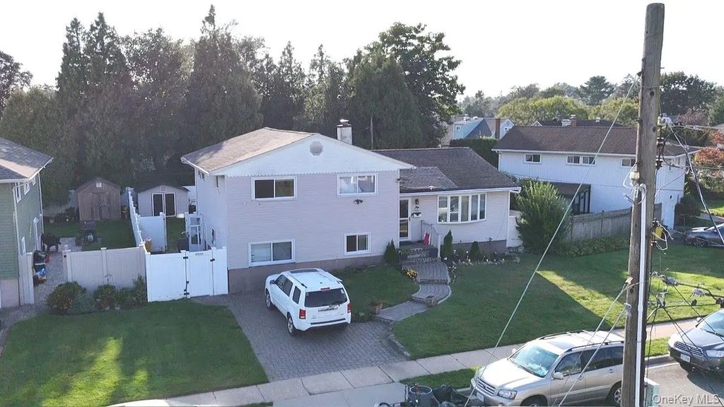 58 Narcissus Avenue, Hicksville