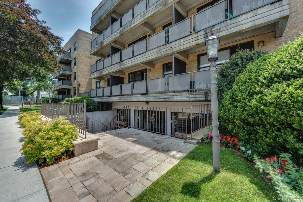 101 Jackson Avenue 2p, Mineola