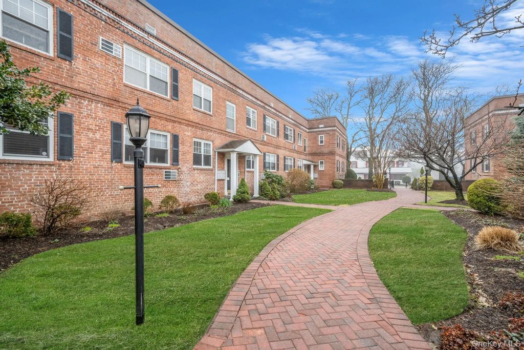 51 Lincoln Avenue # D22, Rockville Centre