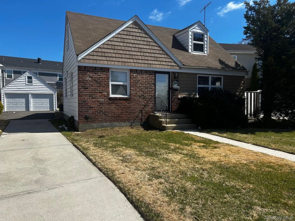551 Emerson Street, Uniondale