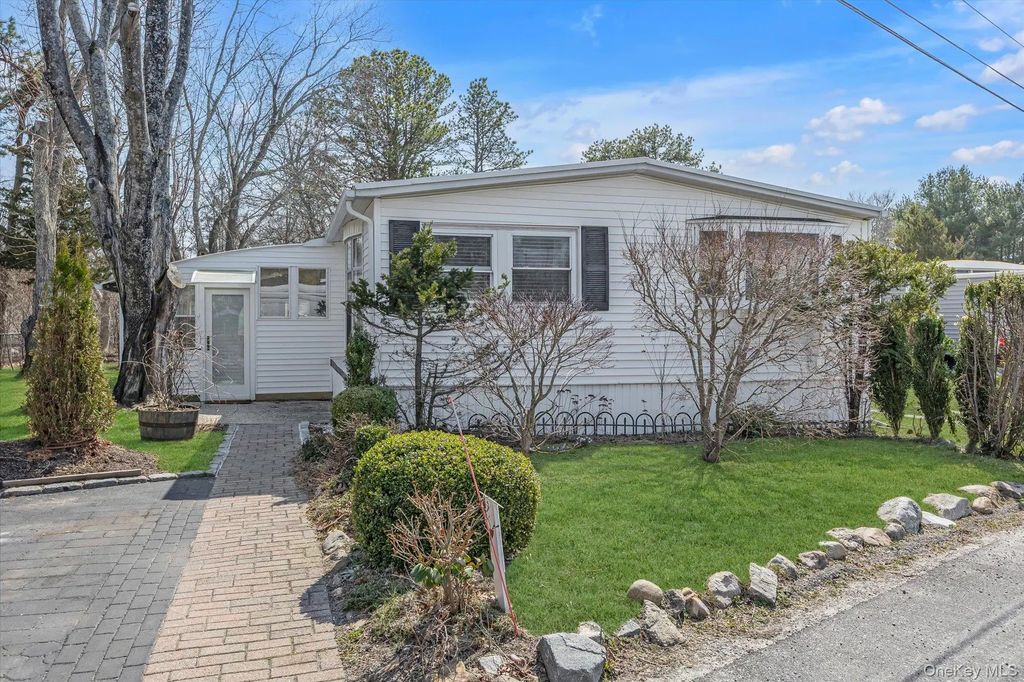 74 Maple St, East Quogue