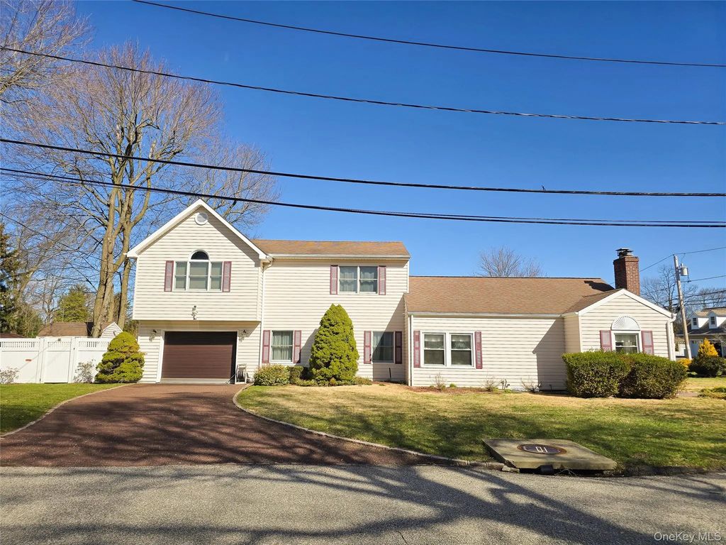 43 Fort Hill Road, Huntington