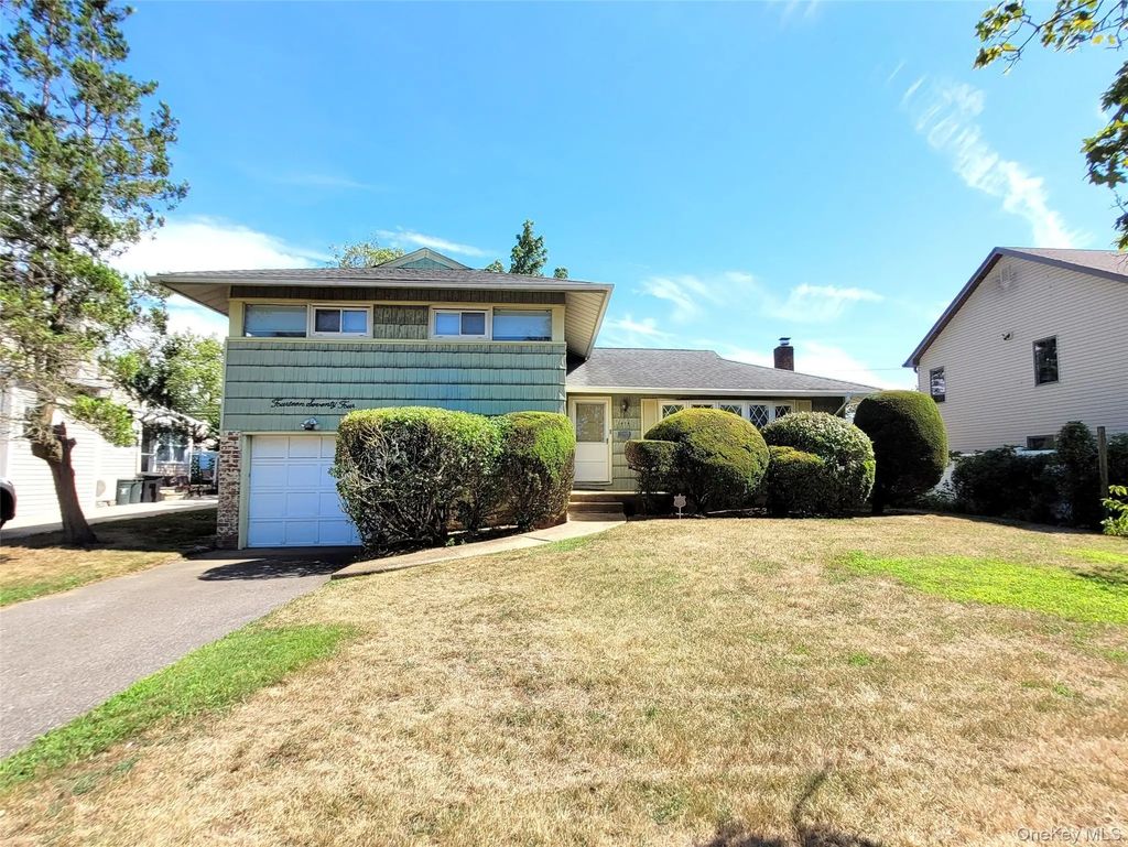 1474 Stephen Marc Lane, East Meadow