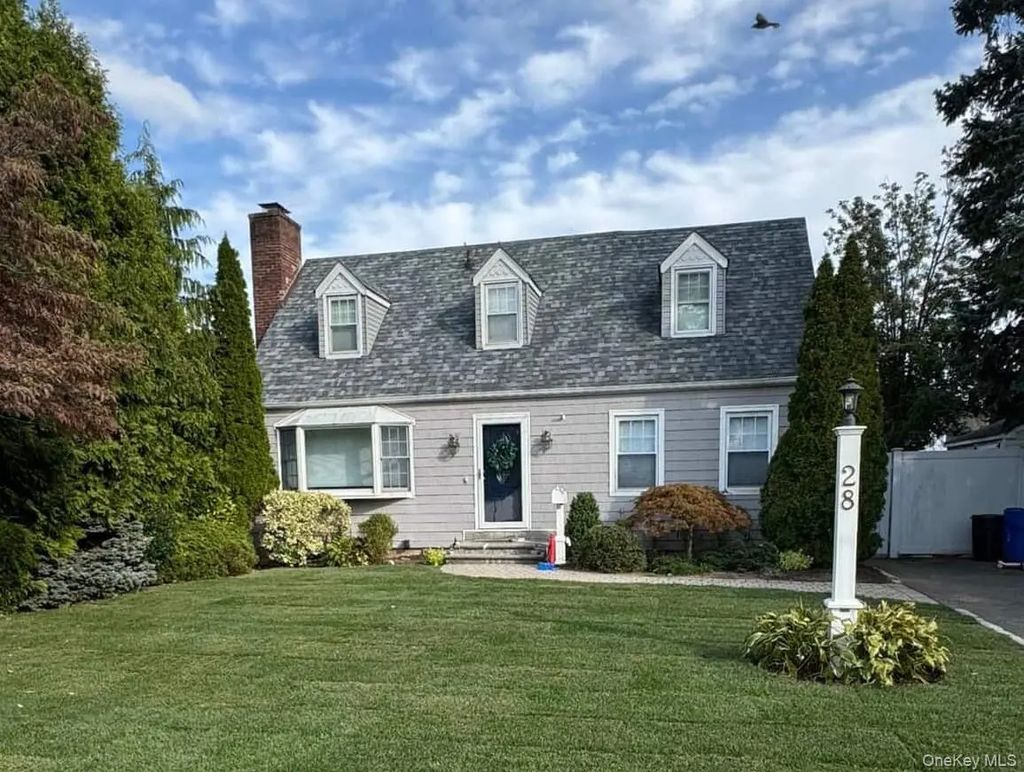 28 Clifford Court, Malverne