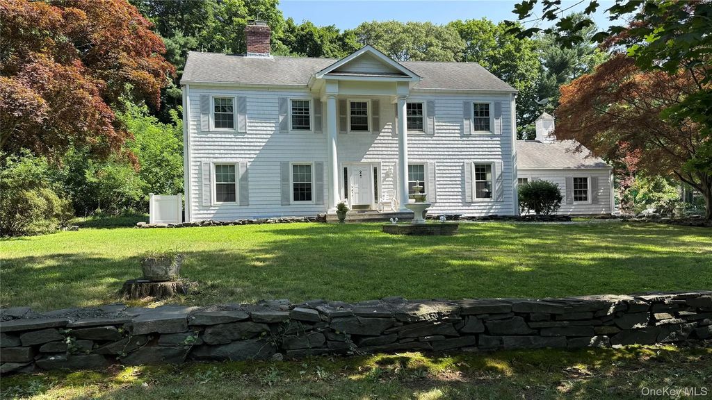 2 Three Pond Road, Smithtown