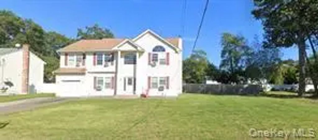 141 N 28 Street N, Wheatley Heights