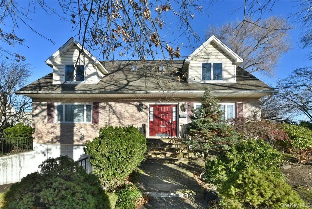 300 Pennsylvania Avenue, Mineola