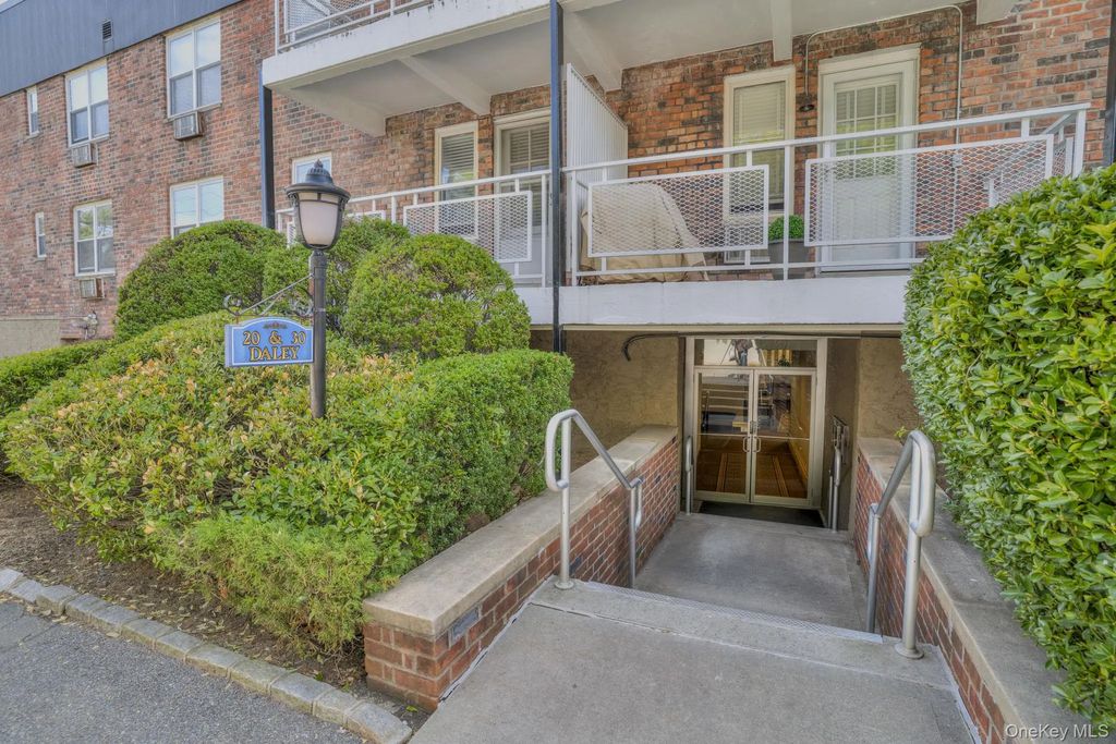 20 Daley Place 113, Lynbrook