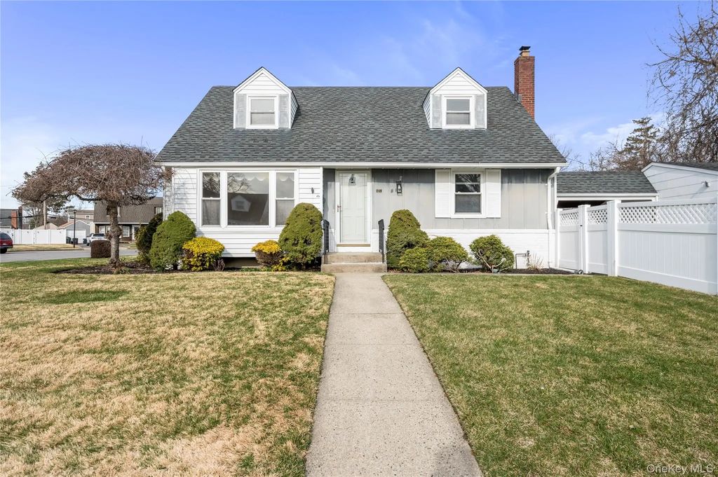 832 Stratford Drive, East Meadow
