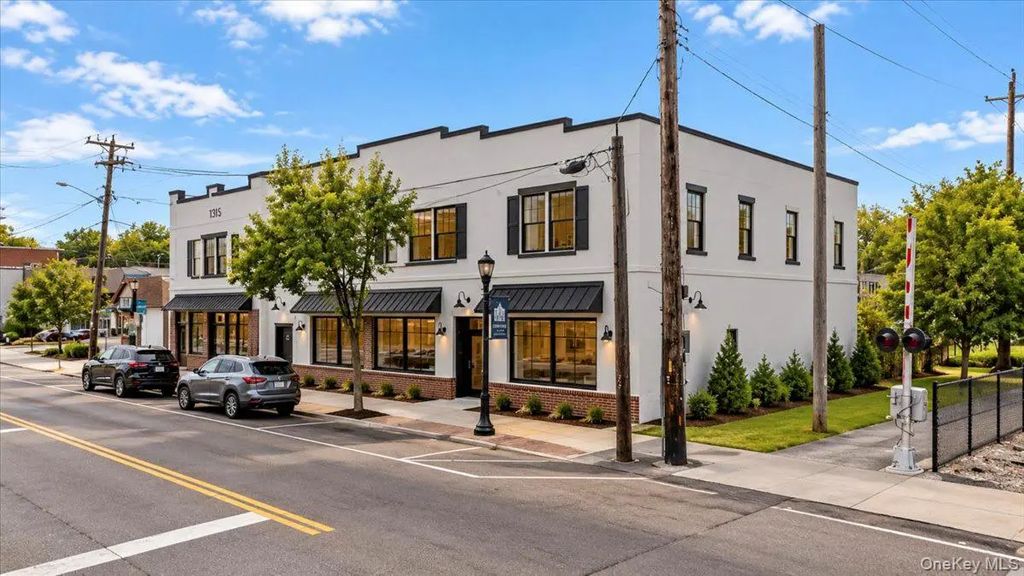 2-20 Larkfield Road, East Northport