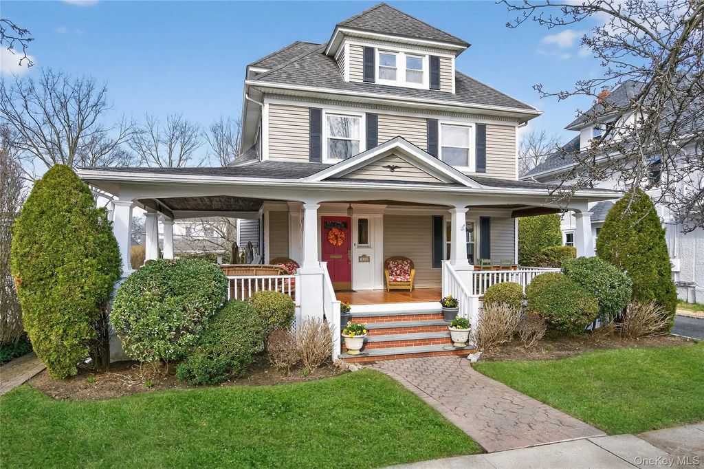 114 Roosevelt Street, Garden City