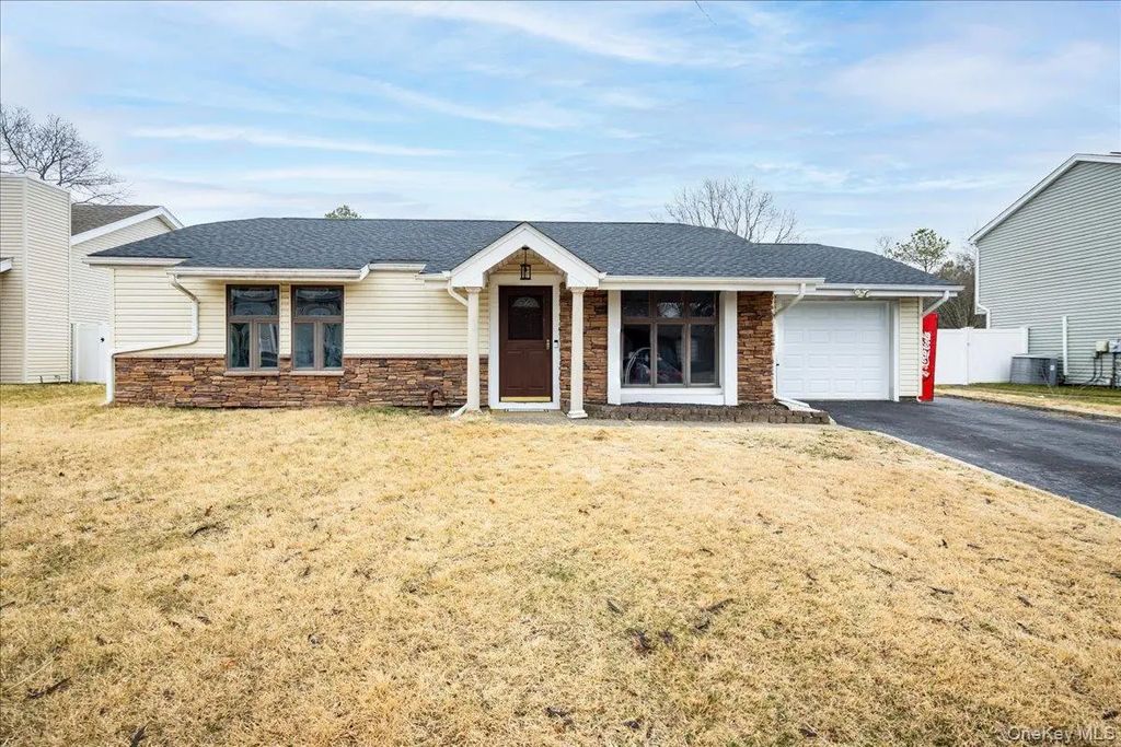 843 Greenbelt Parkway W, Holbrook