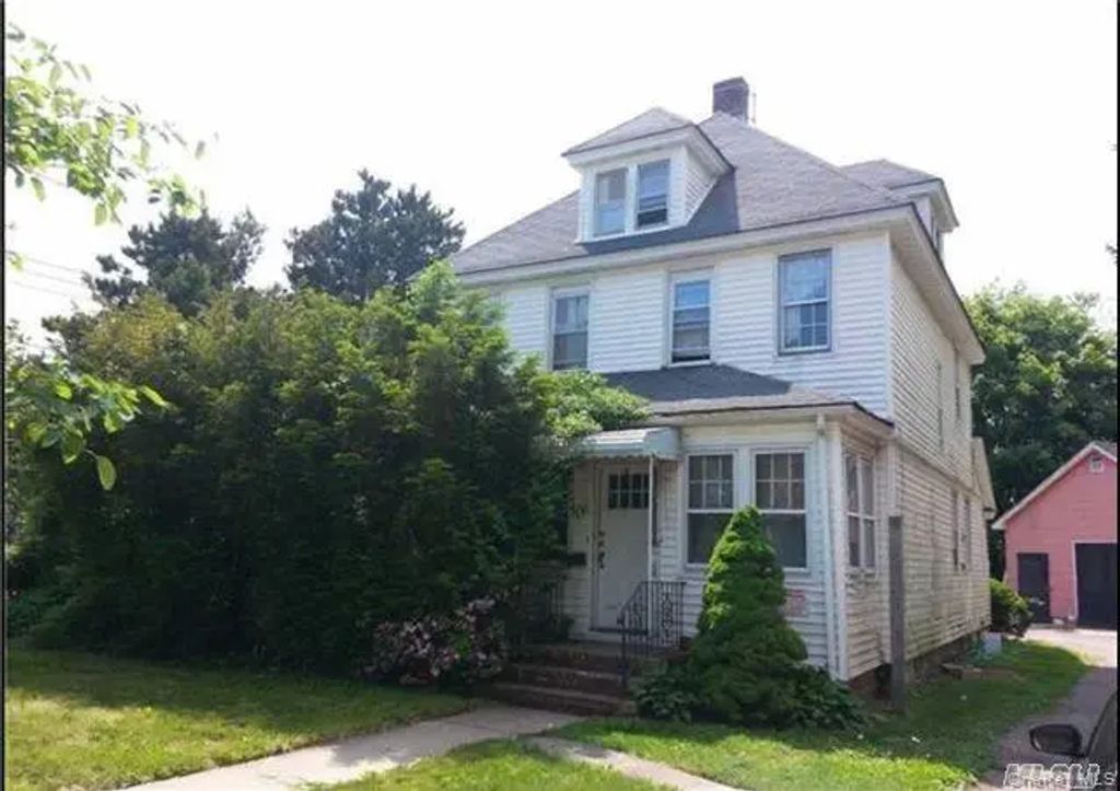 4 Burch Ave, Amityville