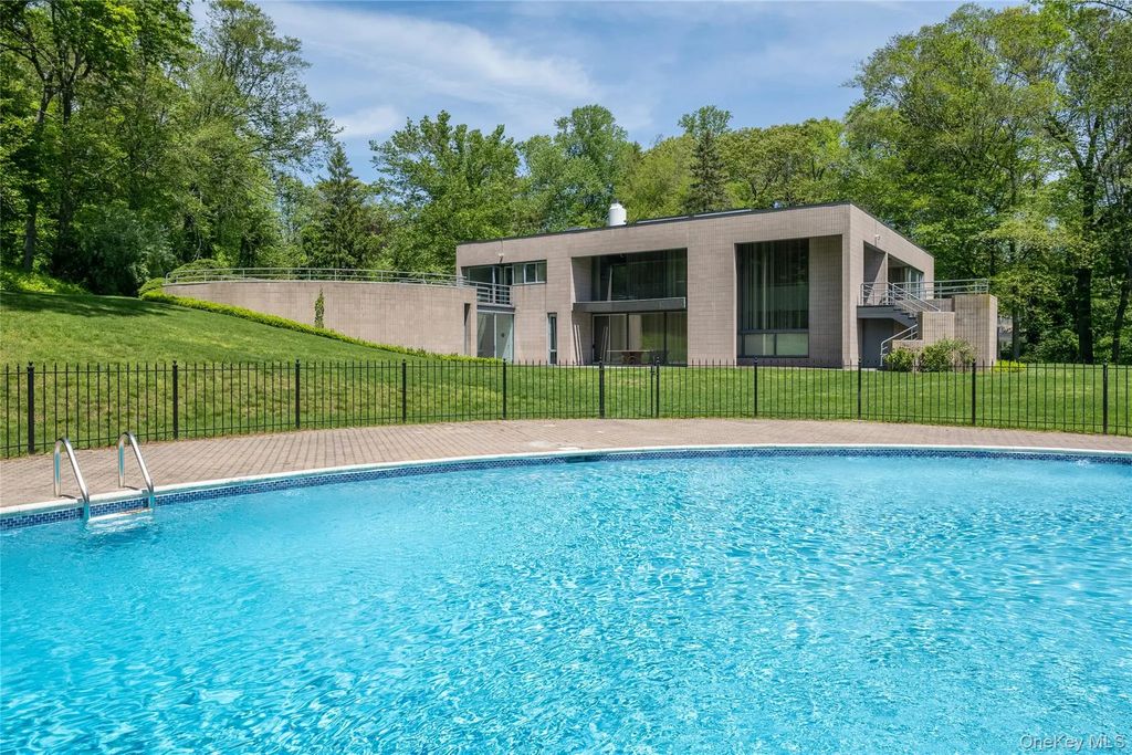 3 Paddock Court, Old Westbury