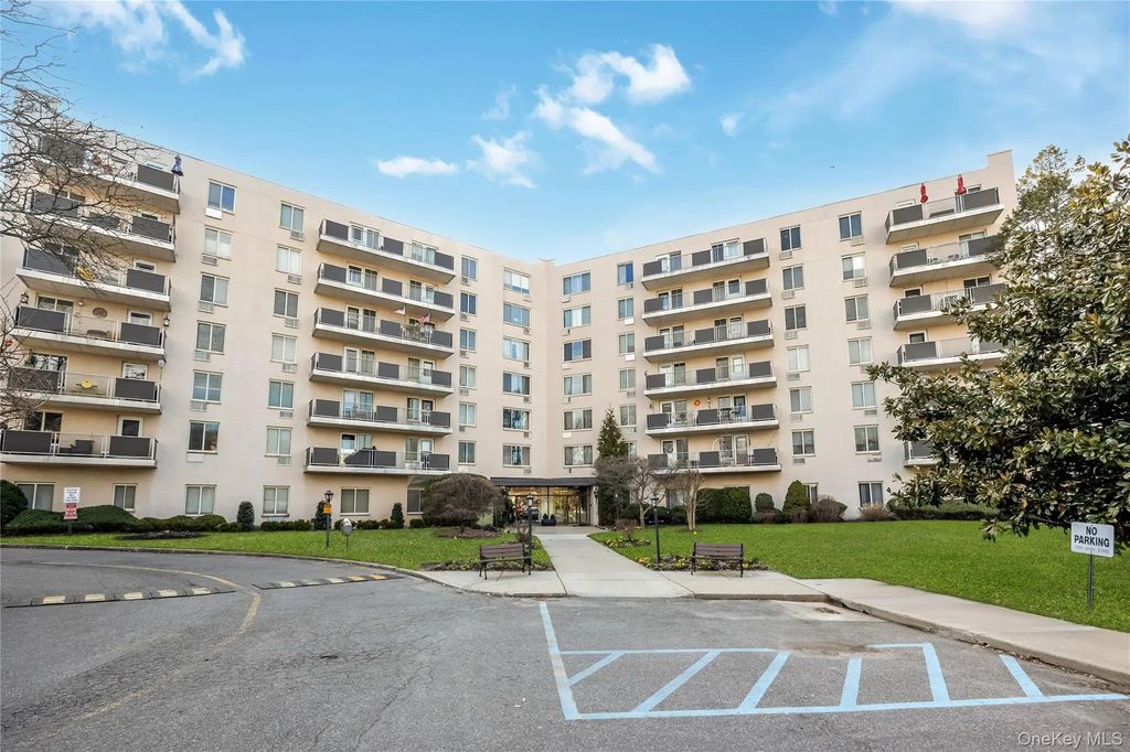135 Post Avenue # 1o, Westbury