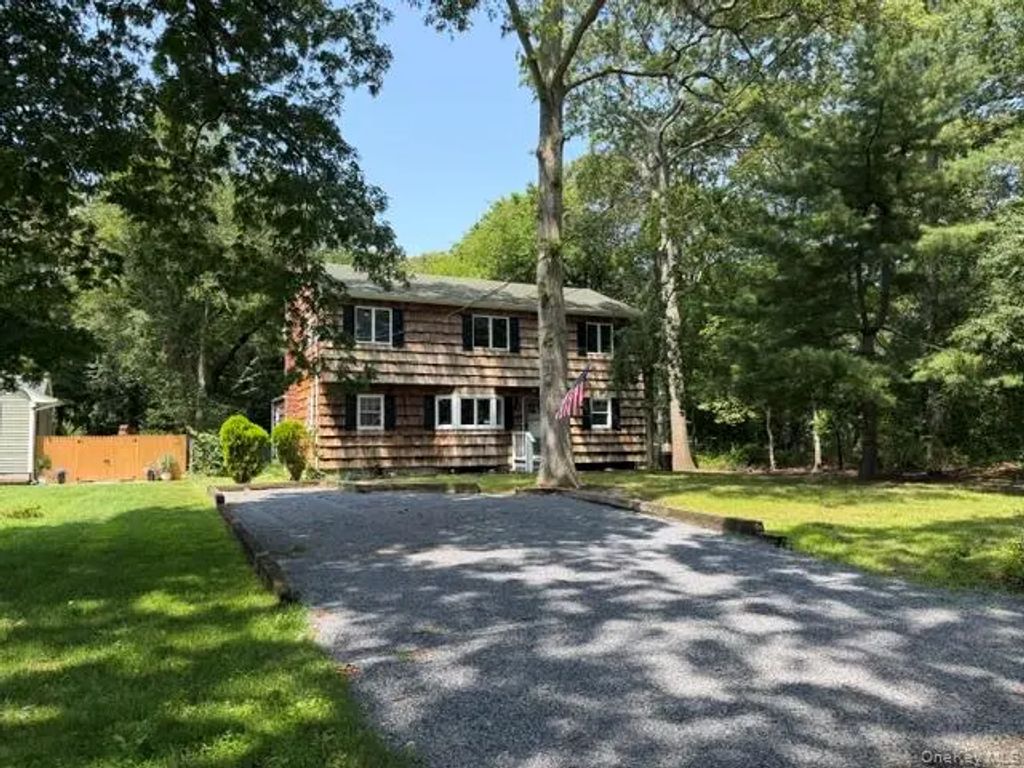 130 Park Lane, Middle Island