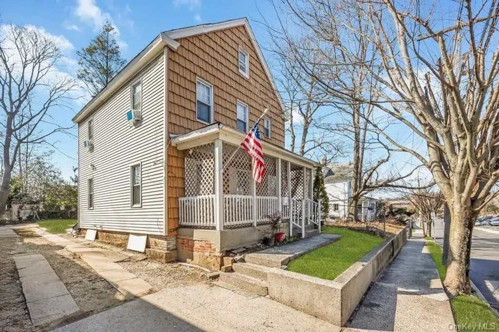 16 Mackey Avenue, Port Washington